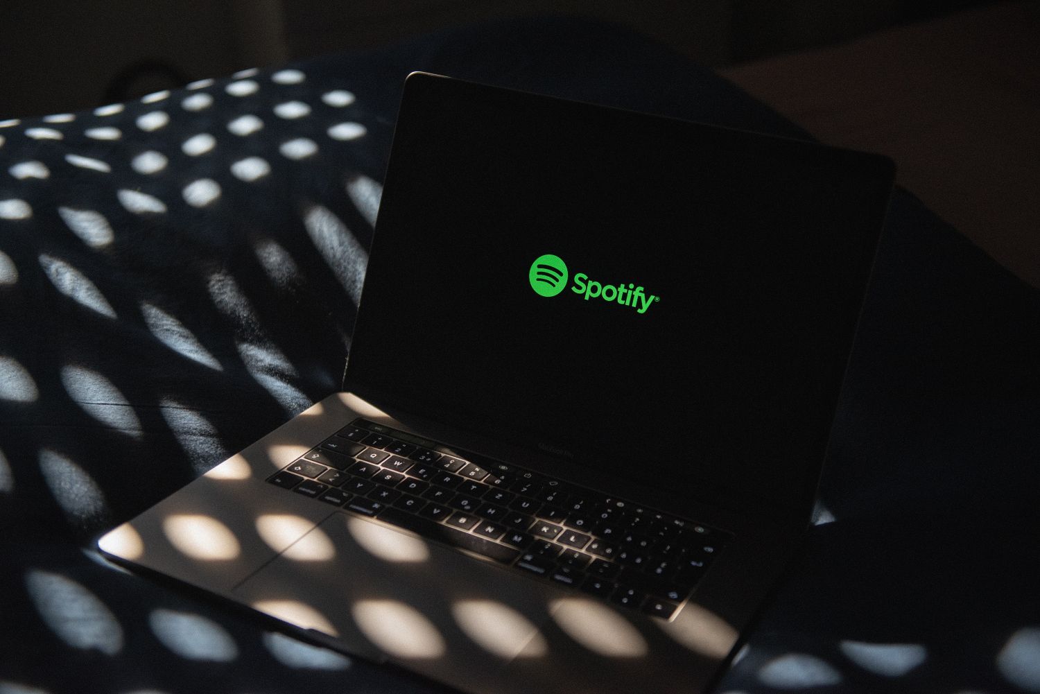 Un ordenador con el logo de Spotify, app que se puede conseguri mucho más barata / UNSPLASH