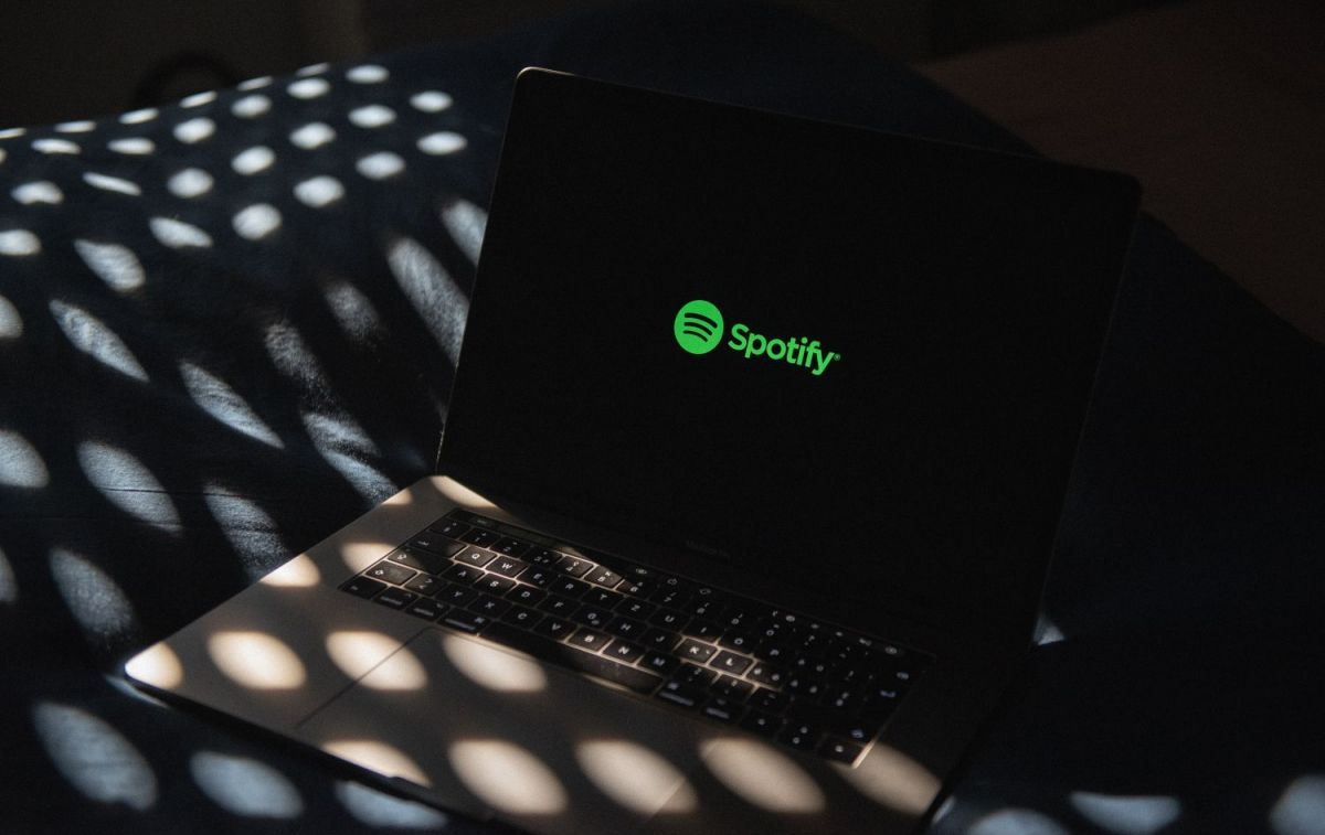 Un ordenador con el logo de Spotify, app que se puede conseguri mucho más barata / UNSPLASH