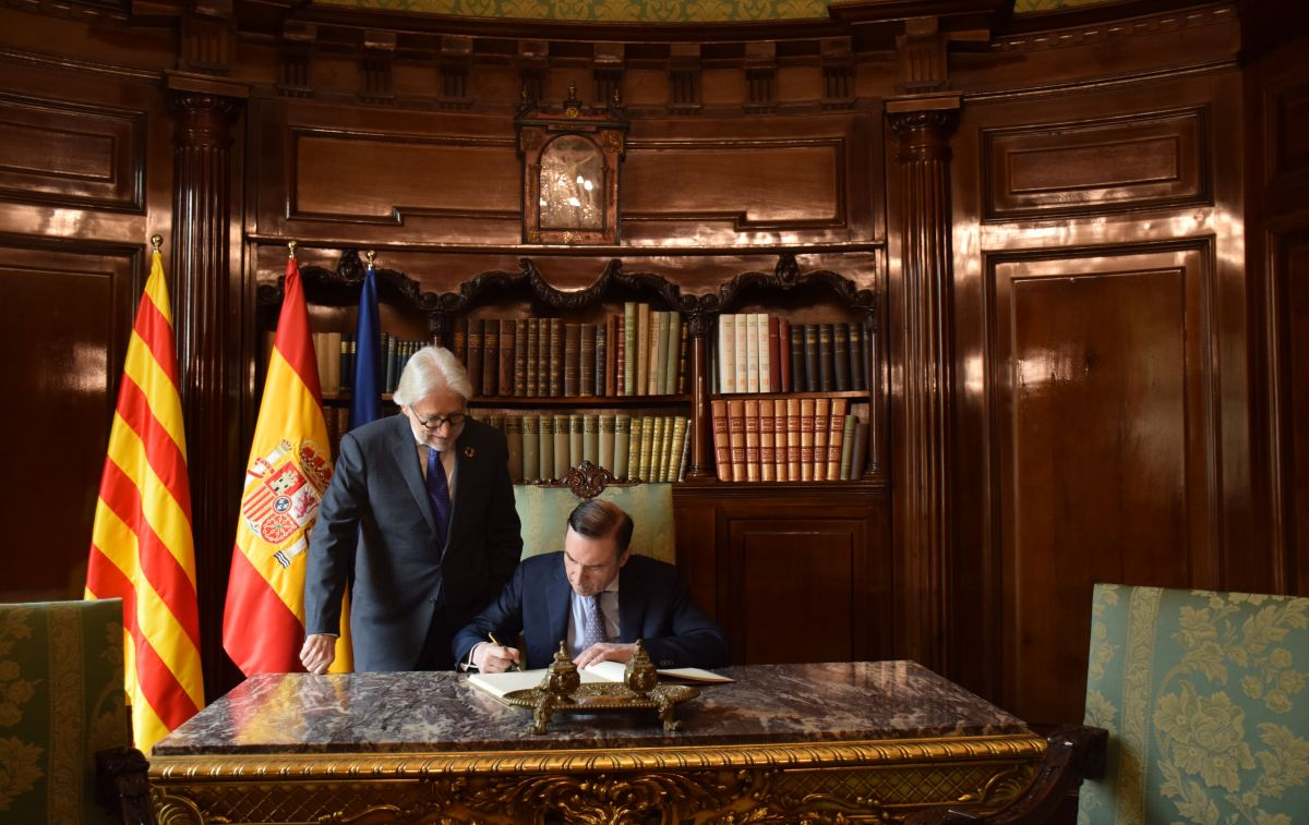 El periodista Pedro J. Ramírez firma el libro de honor de Foment del Treball bajo la atenta mirada de su presidente, Josep Sánchez Llibre