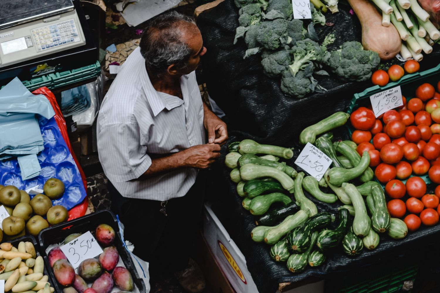 Un vendedor de verduras en su puesto / PEXELS