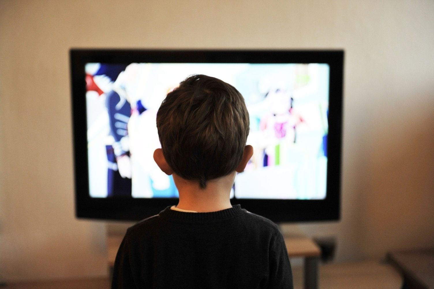 Un niño ve la televisión en el salón de su casa / PIXABAY