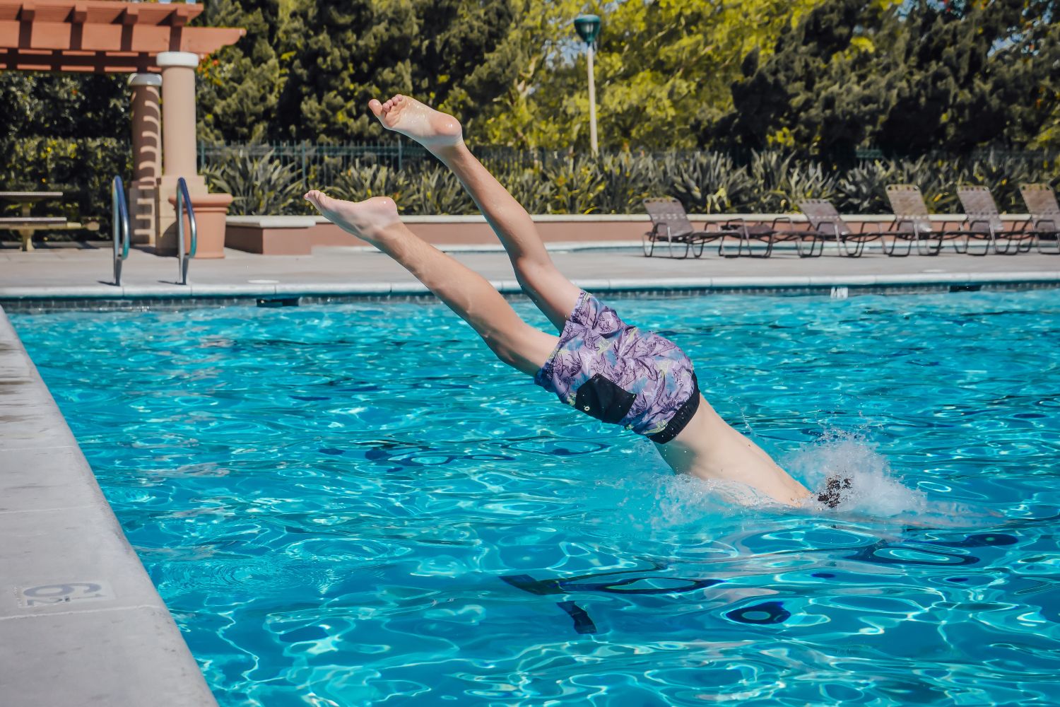 Una persona que practica 'balconing' cayendo a la piscina / PEXELS