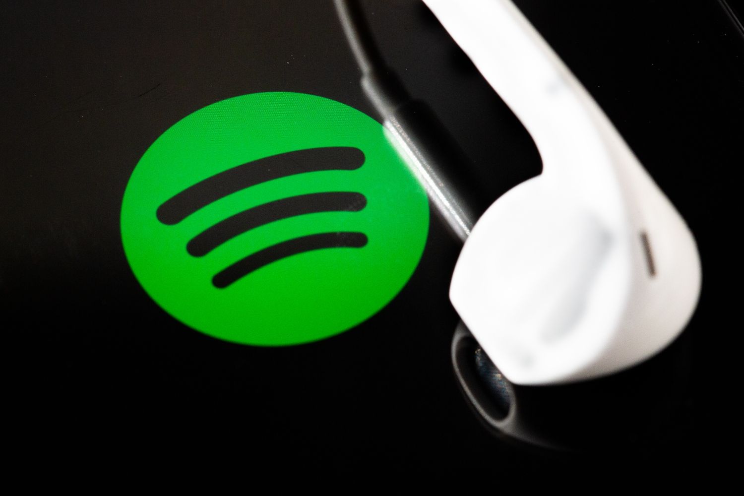 El logo de Spotify y un auricular / EP