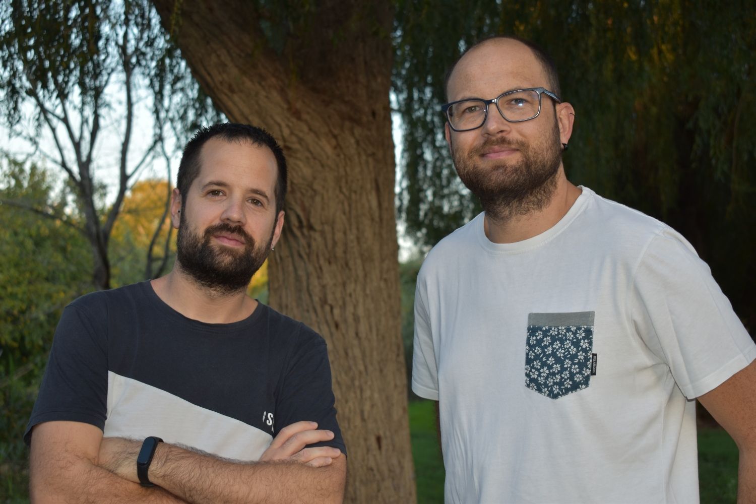 Raúl y Felipe de la Fuente, autores del libro 'De venta en farmacias' que critica el modelo farmacéutico / CEDIDA