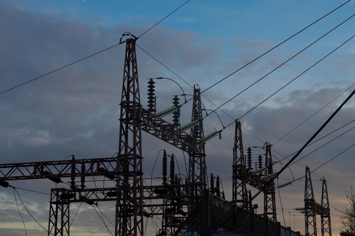 Tendido eléctrico que transporta la luz / EP