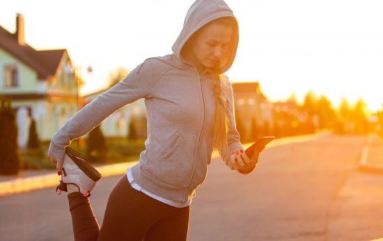 Una mujer practica deporte / FREEPIK