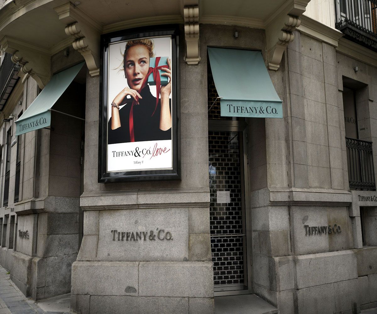 Fachada de la tienda de Tiffany & Co en Madrid, cerrada durante el confinamiento / Óscar Cañas / EP