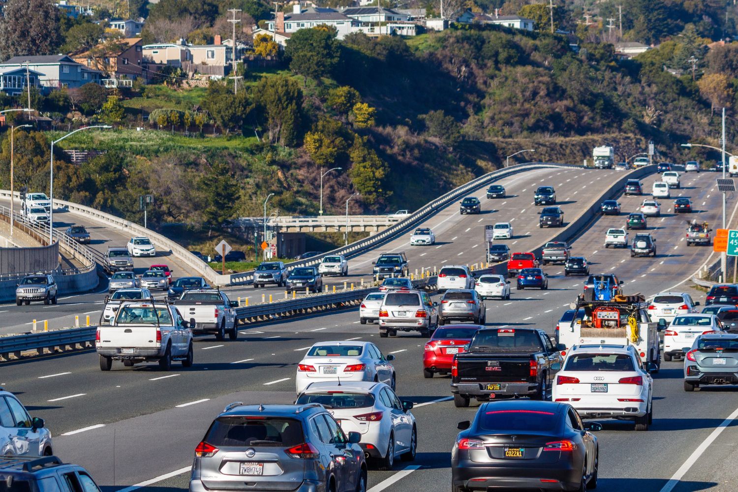 Varios coches en un atasco / PEXELS