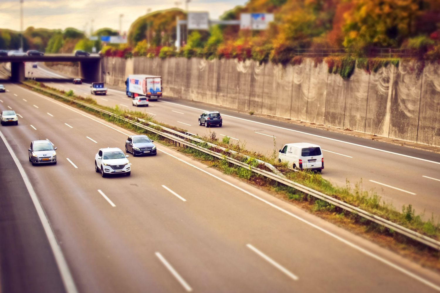 Varios coches pasan por una zona con radar / PEXELS