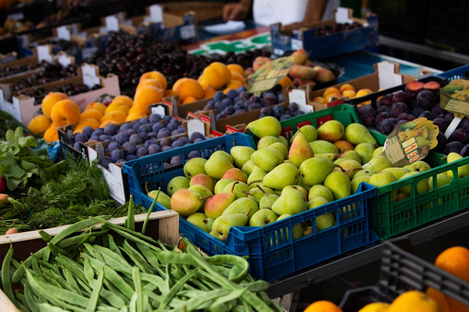 Un puesto de frutas y verduras, productos afectados por la sequía / FREEPIK