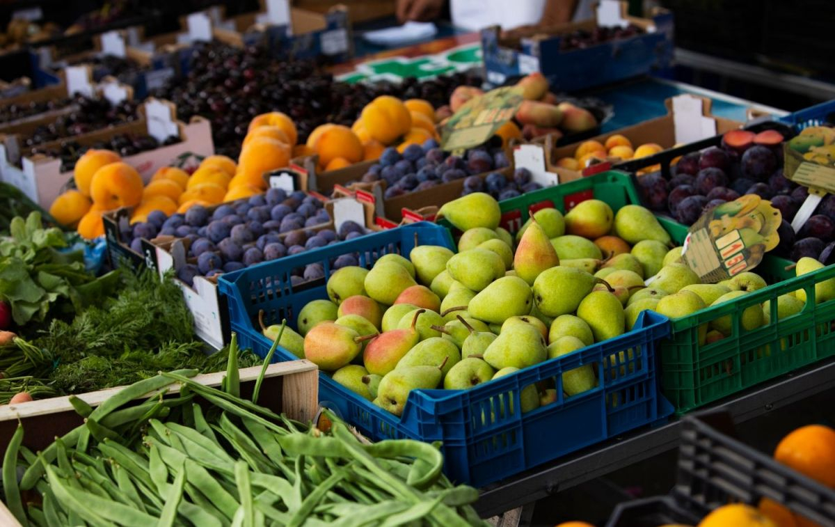 Un puesto de frutas y verduras, productos afectados por la sequía / FREEPIK