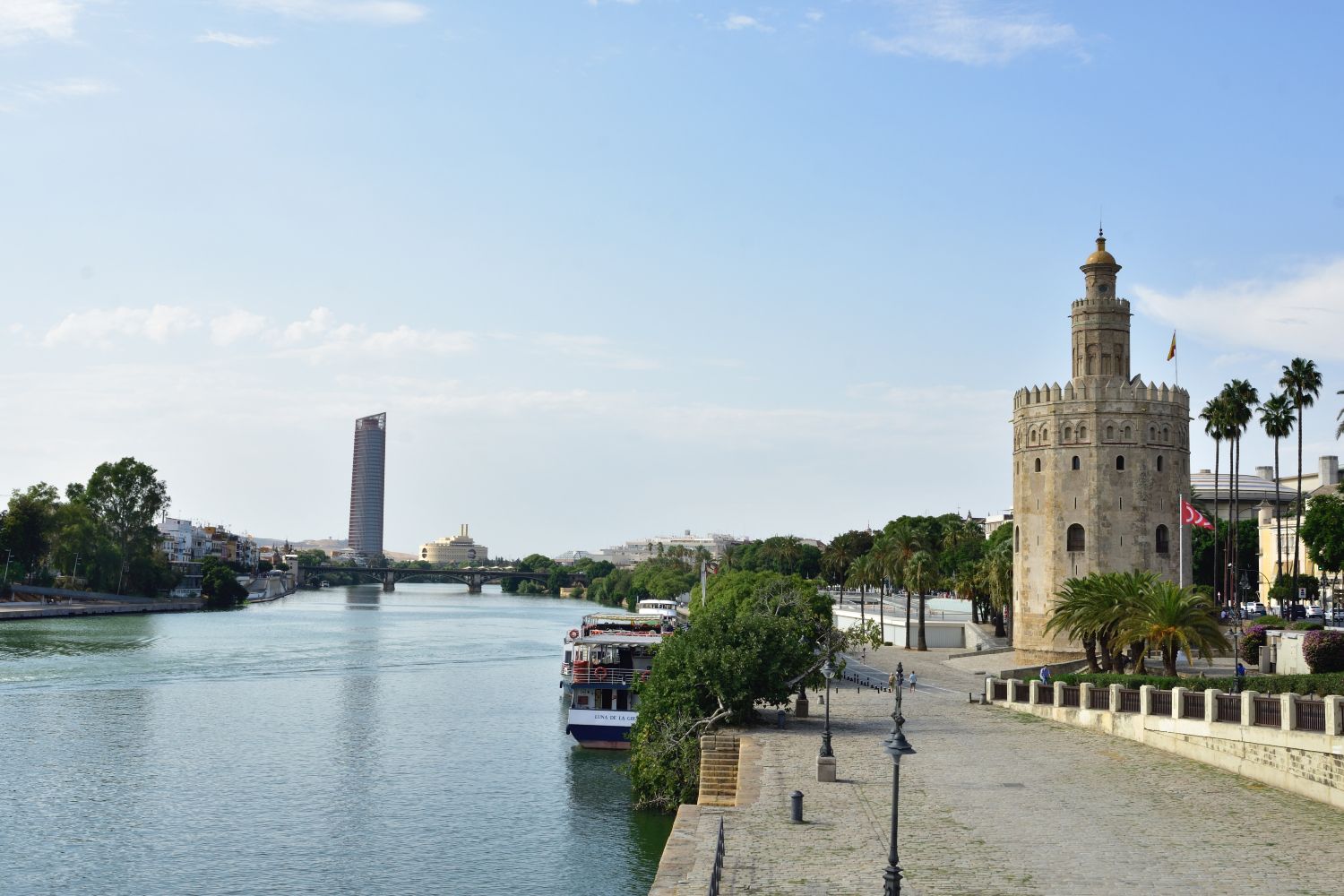 Un barco junto a la Torre del Oro de Sevilla / UNSPLASH