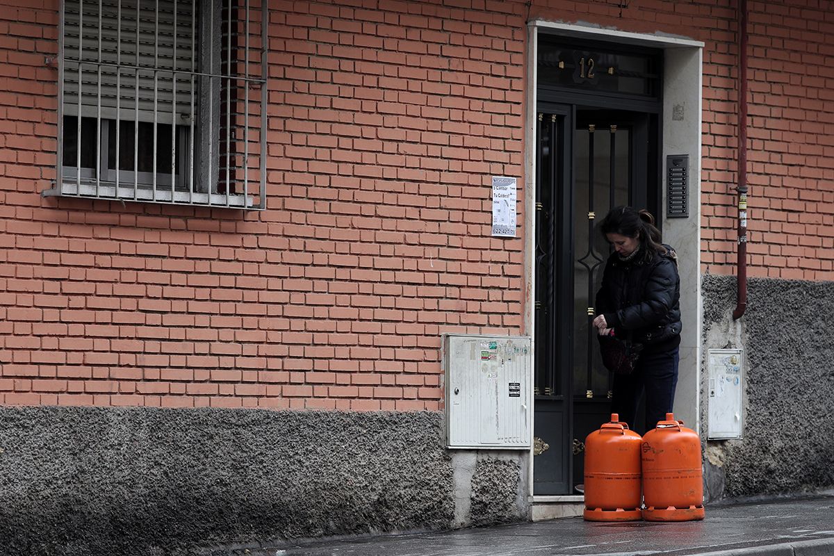 Una mujer recibe dos bombonas de butano / EP