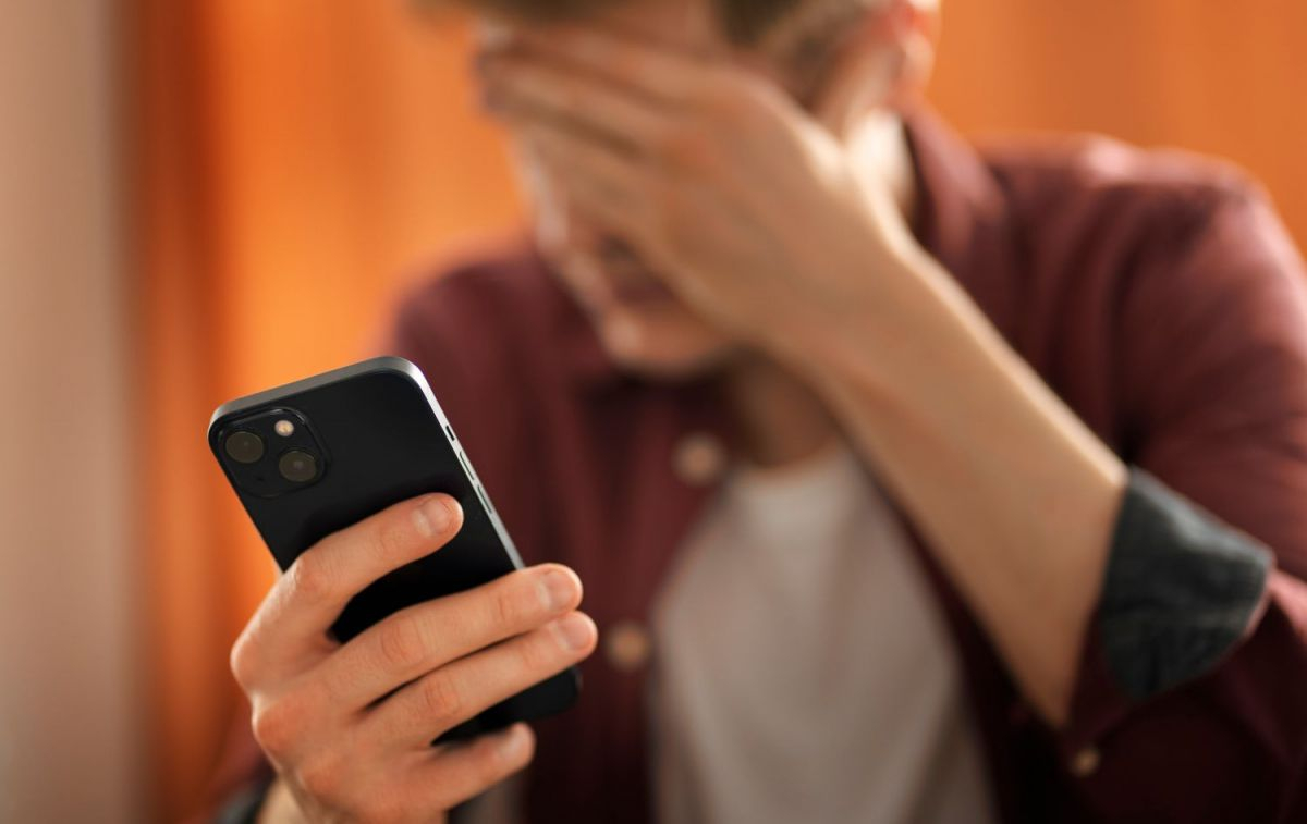 Un joven estafado a través de 'Call Spoofing' con su móvil / FREEPIK