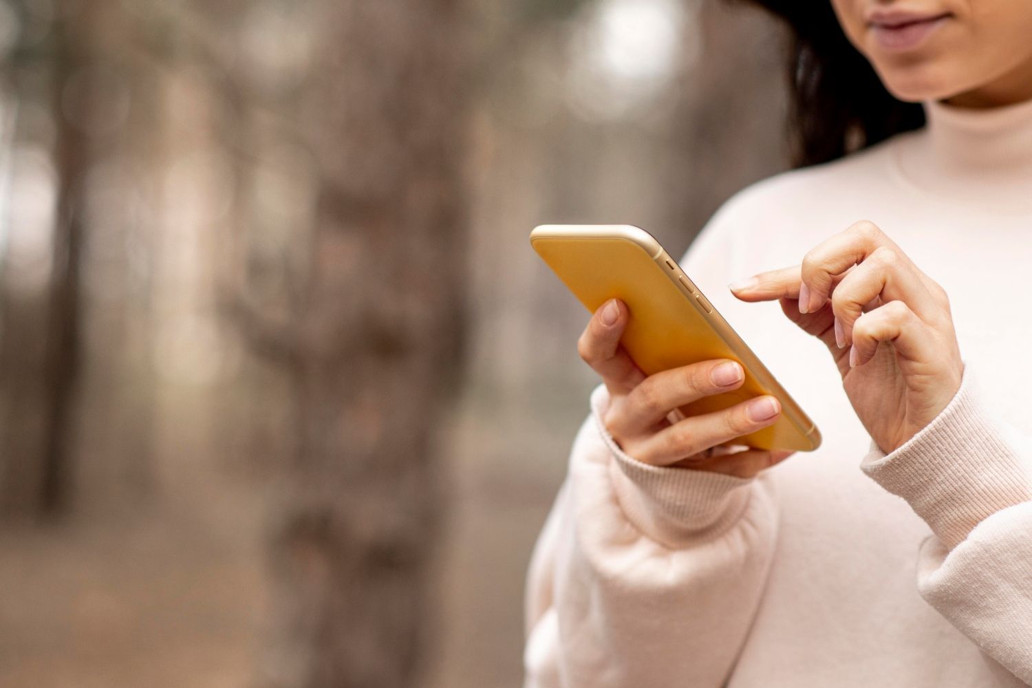 Una mujer recibe un SMS malicioso / FREEPIK