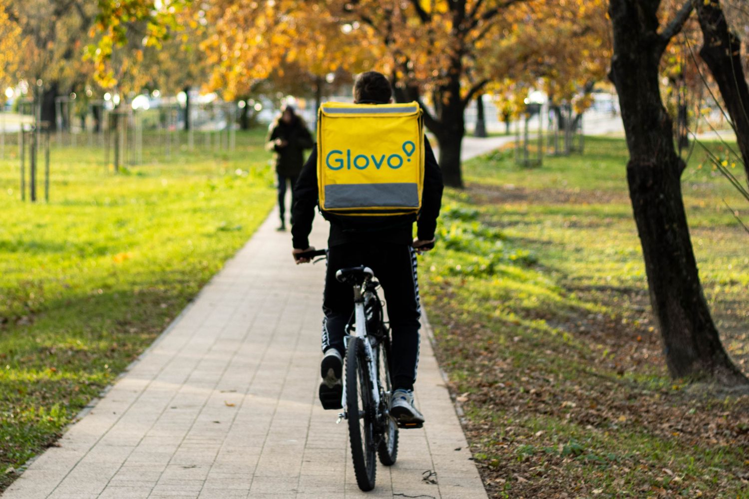 Un repartidor de Glovo lleva un pedido / UNSPLASH