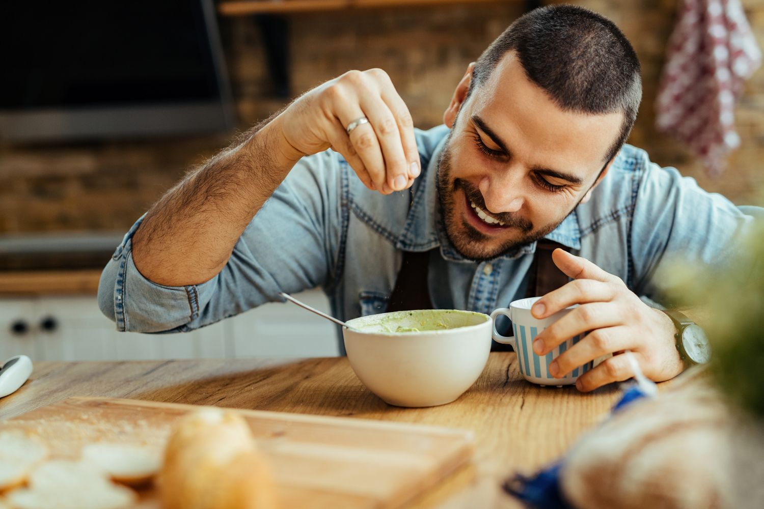 Uma pessoa come um alimento que contém celobiose / FREEPIK - @ DrazenZigic