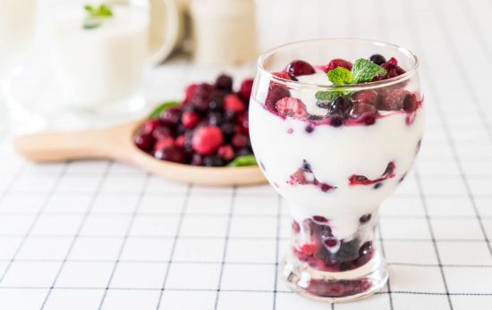 Idea de presentación del yogur natural con proteínas y fruta / FREEPIK