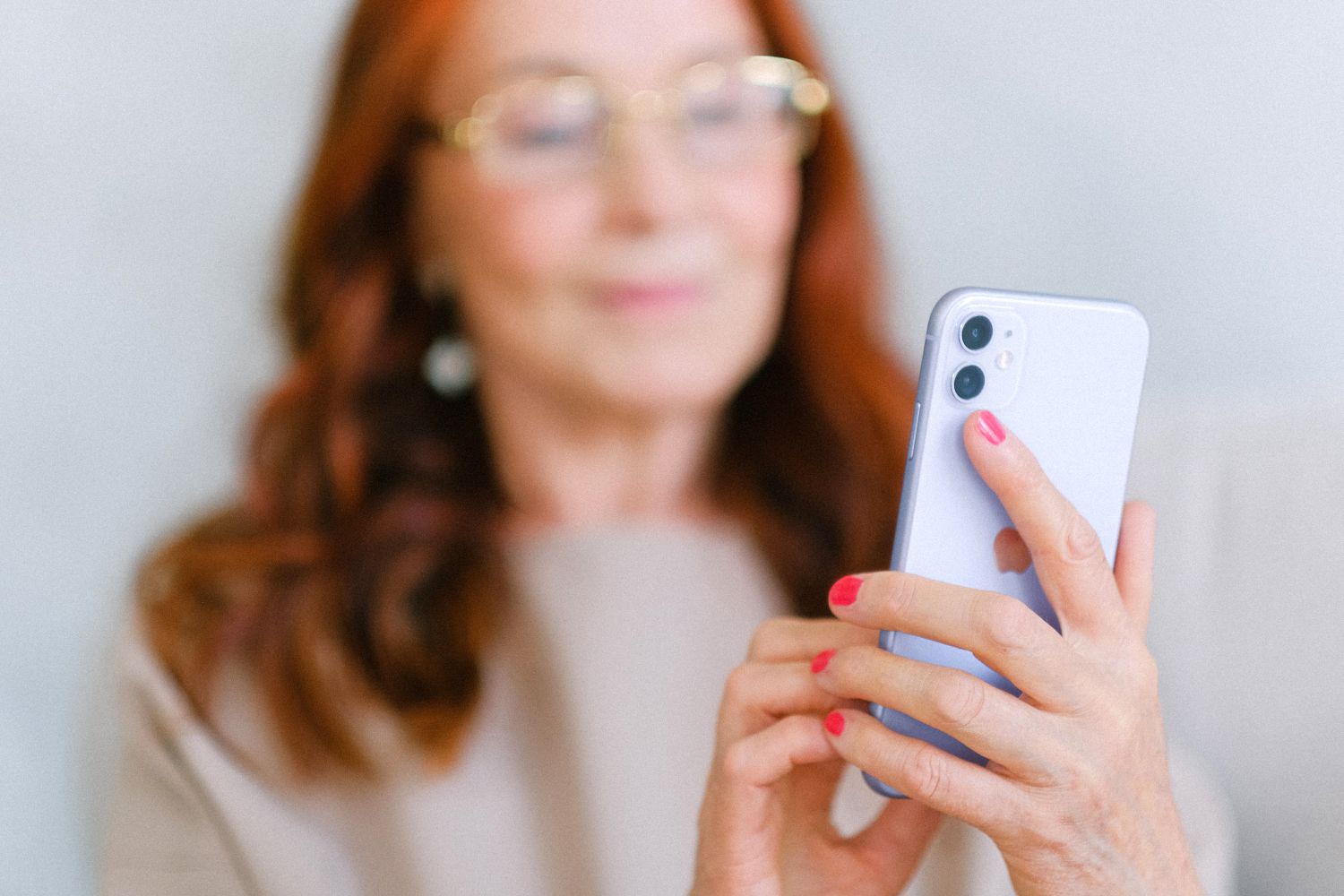 Una mujer habla por teléfono mientras es víctima de la estafa nigeriana / FREEPIK