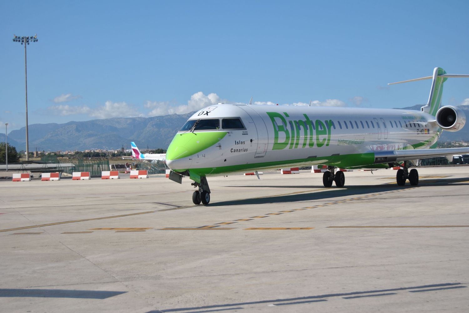 Avión de Binter en un aeropuerto de Canarias / EUROPA PRESS