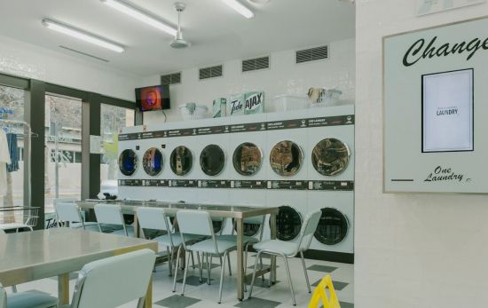 “One Burger: Valencia’s Hidden Gem in a Laundromat”