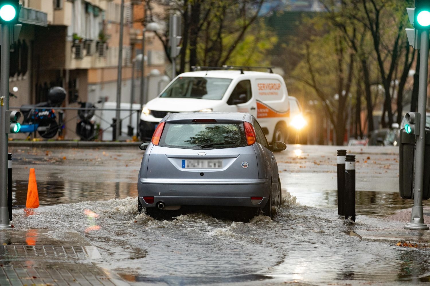 Un coche en una calle inundada / EP