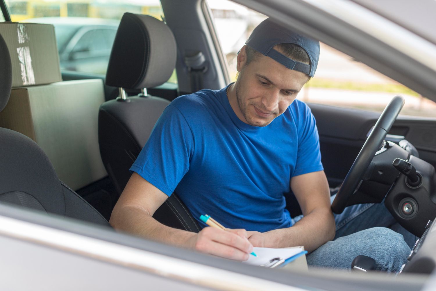 Un conductor, multado por no llevar los documentos obligatorios en su coche como el carnet de conducir / FREEPIK