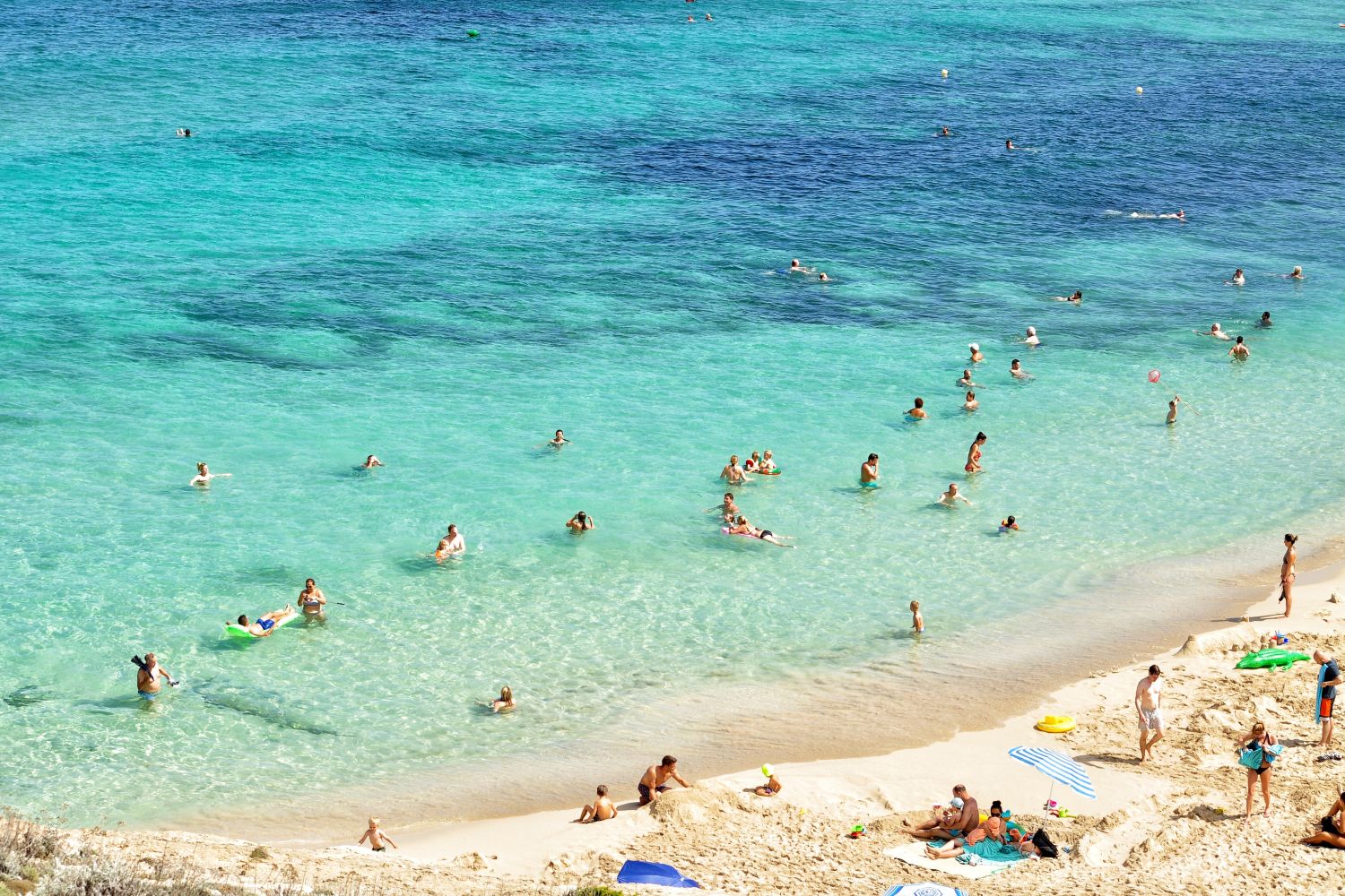 Una playa de Mallorca, isla en la que casi no quedan viviendas turísticas disponibles / PEXELS