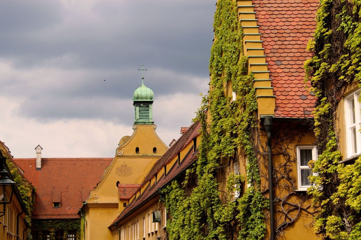 El complejo residencial Fuggerei, donde se paga un alquiler de solo 88 céntimos al año/ Pixabay