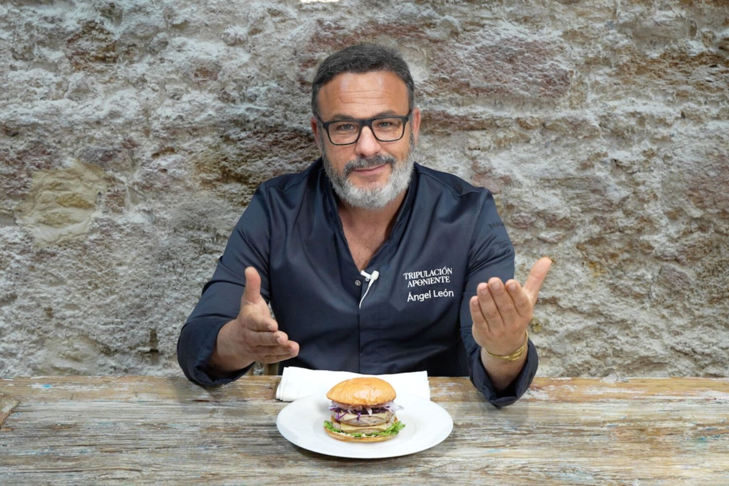 El chef Ángel León y su nueva hamburguesa de pescado / NUEVA PESCANOVA