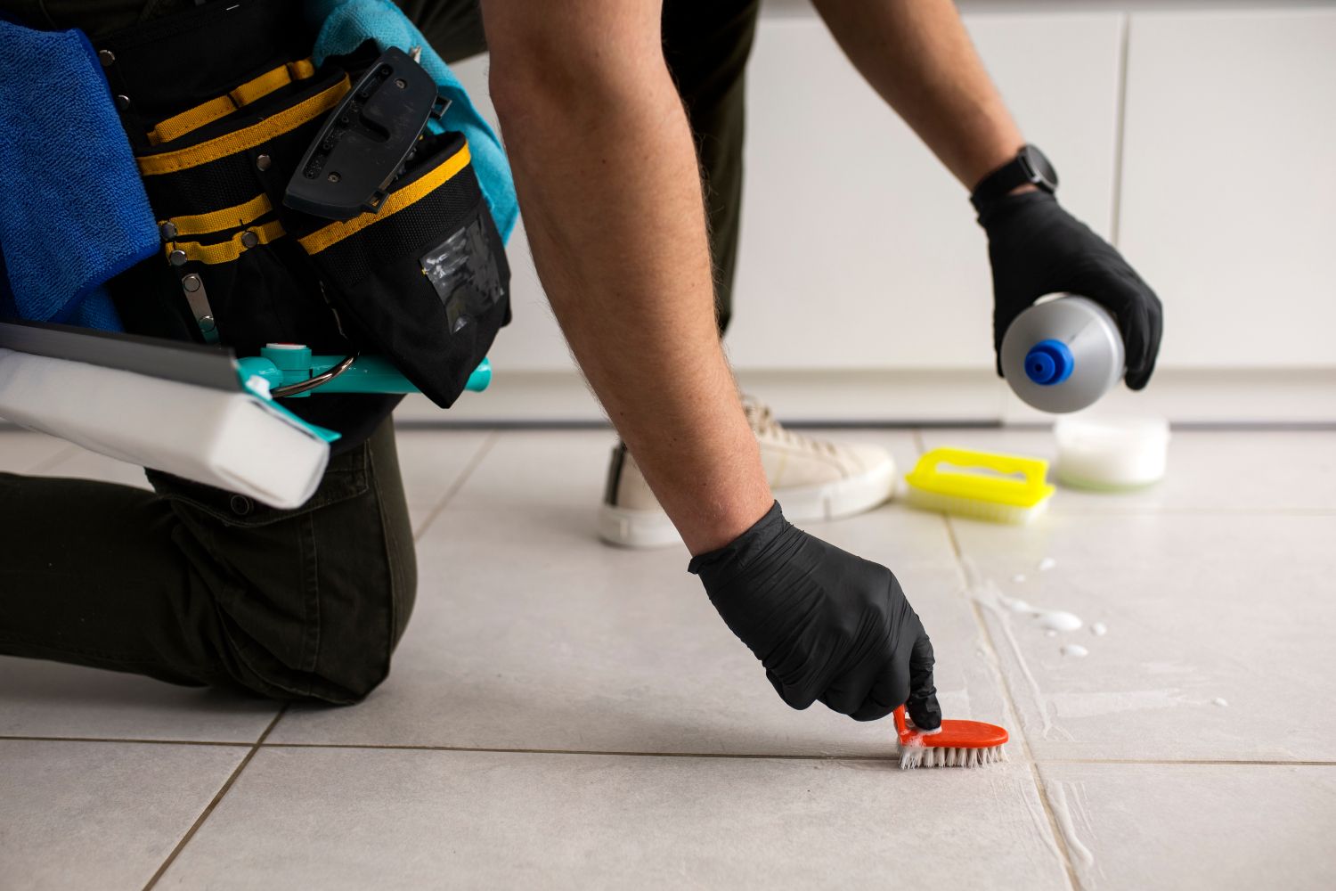 Cómo limpiar las juntas de las baldosas del suelo de tu hogar