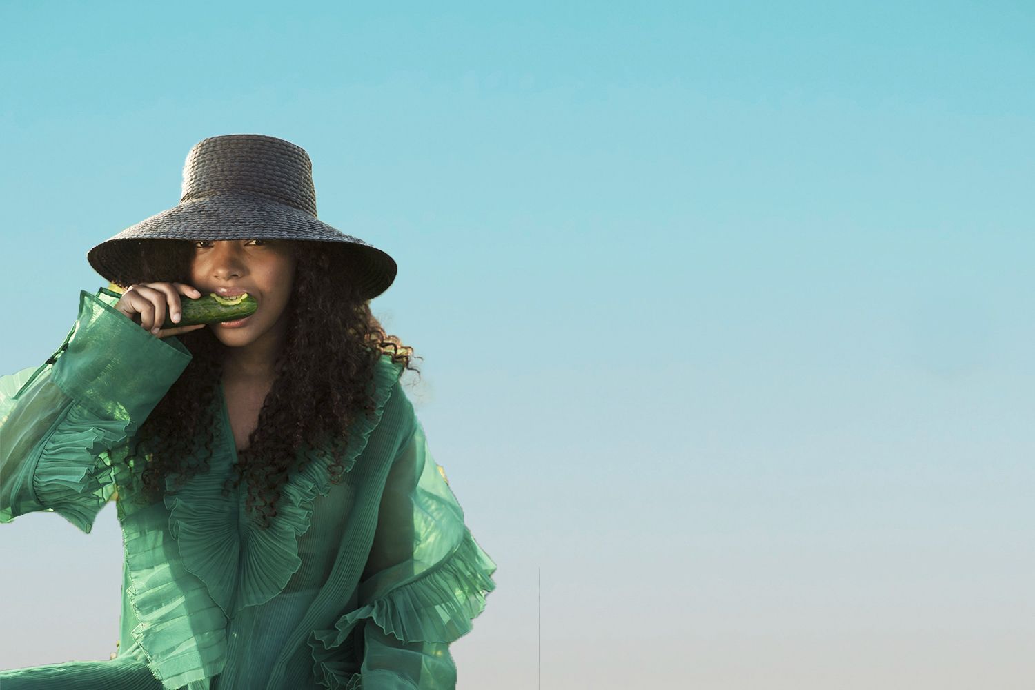 Una chica come un pepino en un festival / CG