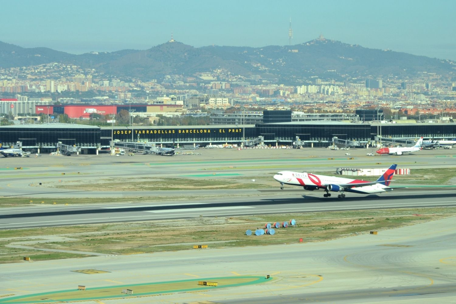 Un avión despegando en el aeropuerto de Barcelona-El Prat / AENA