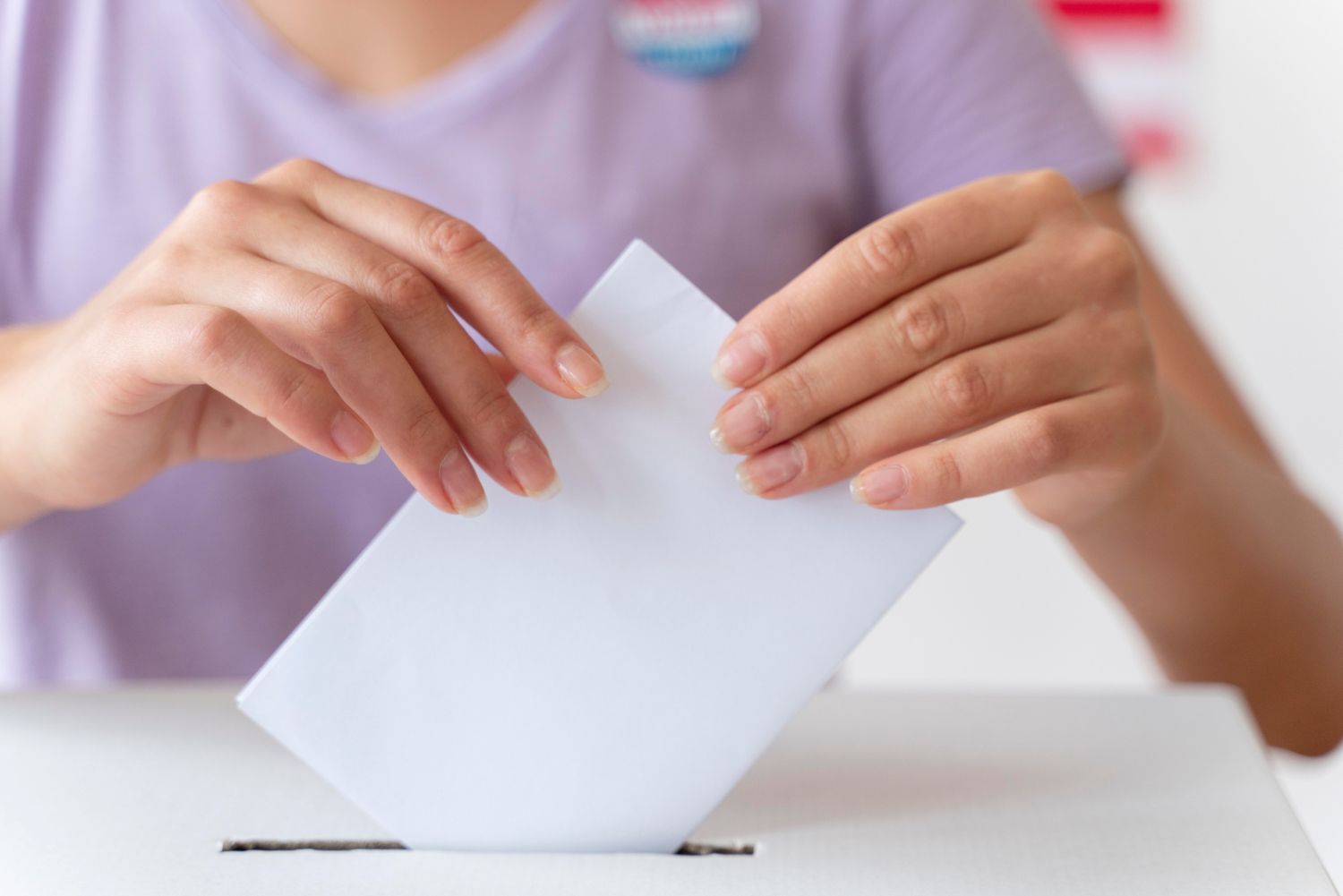 Una persona vota en la mesa electoral / FREEPIK