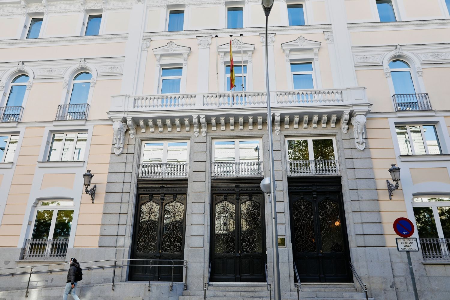 Fachada del edificio del Consejo General del Poder Judicial (CGPJ), que dispara el tiempo de espera para desalojar a los okupas / Jesús Hellín (EP)