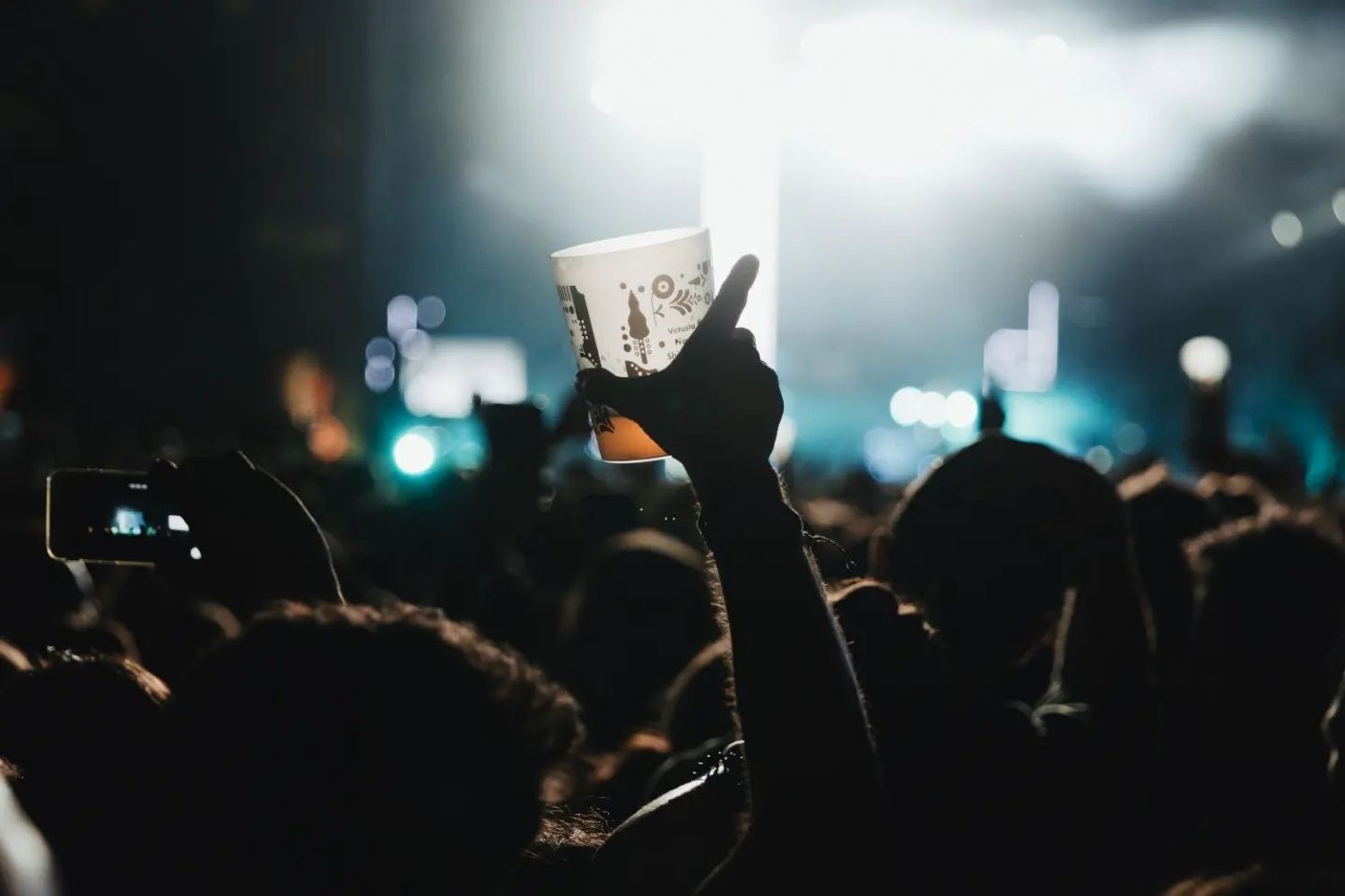 Público de un festival con vasos reciclables / GRANADA SOUND