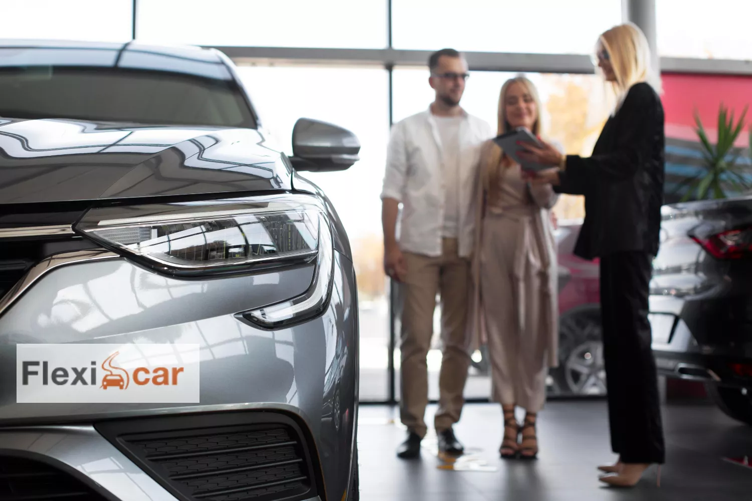 Dos personas en un concesionario de Flexicar / FOTOMONTAJE CG