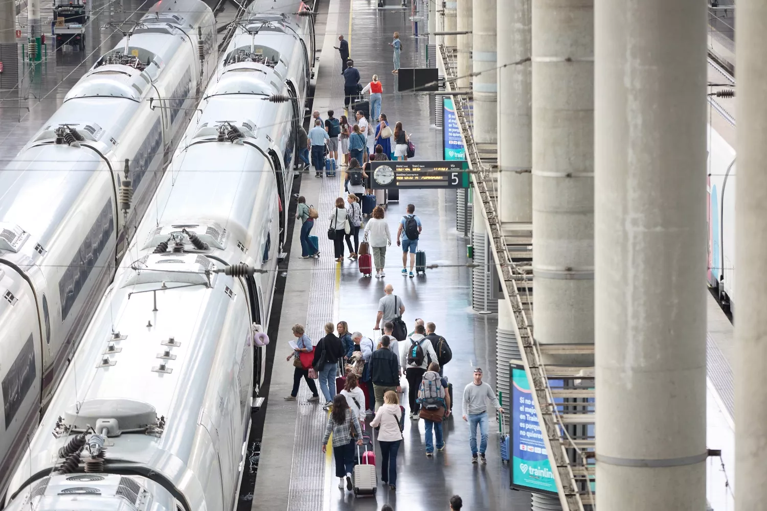 Varios trenes de Renfe en la estación Almudena Grandes-Atocha / Jesús Hellín (EP)