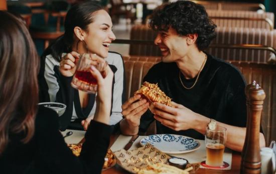 Un grupo de amigos comen en un restaurante / GASTRIK