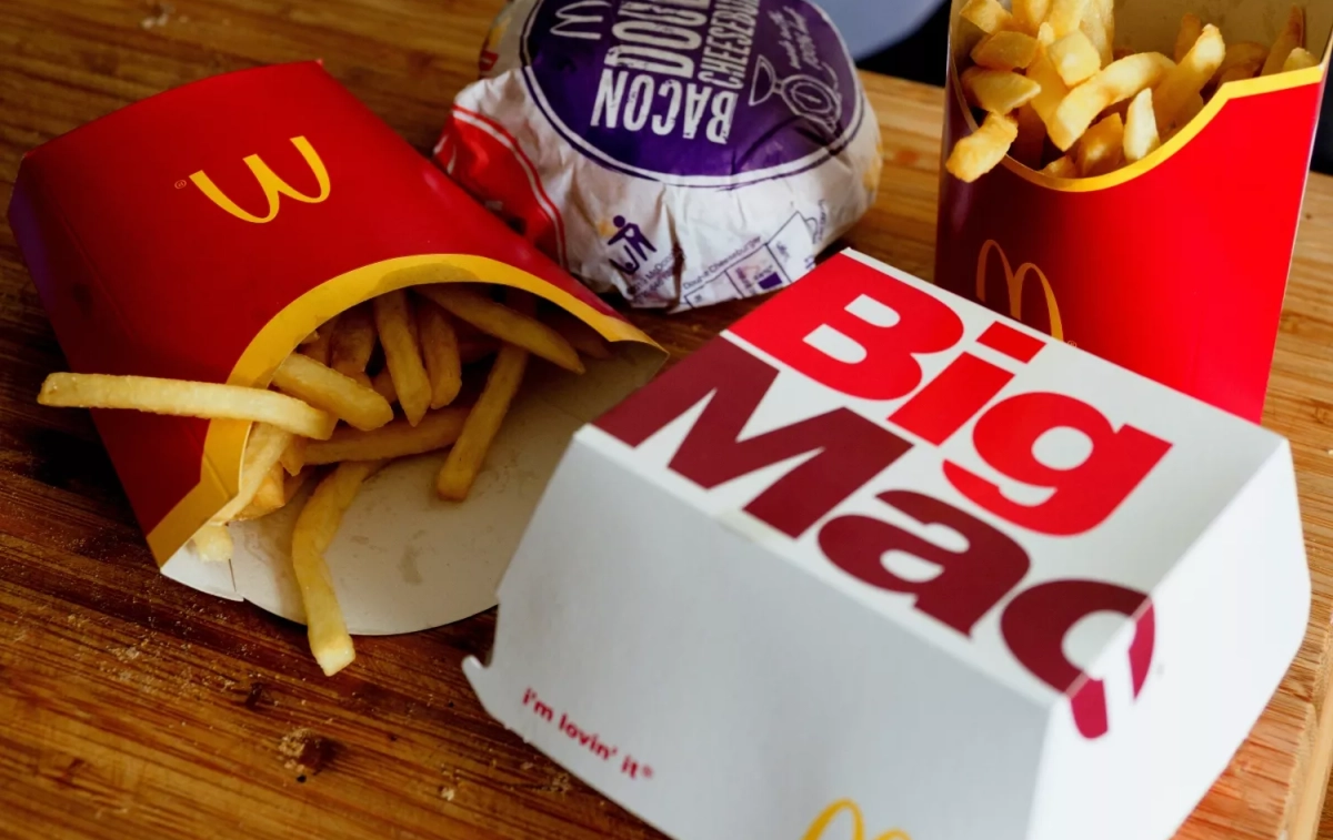 Un Big Mac de McDonald's con patatas fritas y una de sus hamburguesas con beicon / UNSPLASH