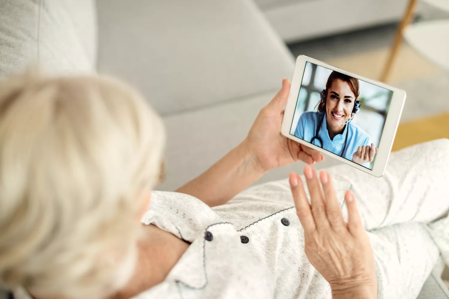 Una mujer cuida su salud en verano gracias a las videoconsultas / FREEPIK - @DrazenZigic