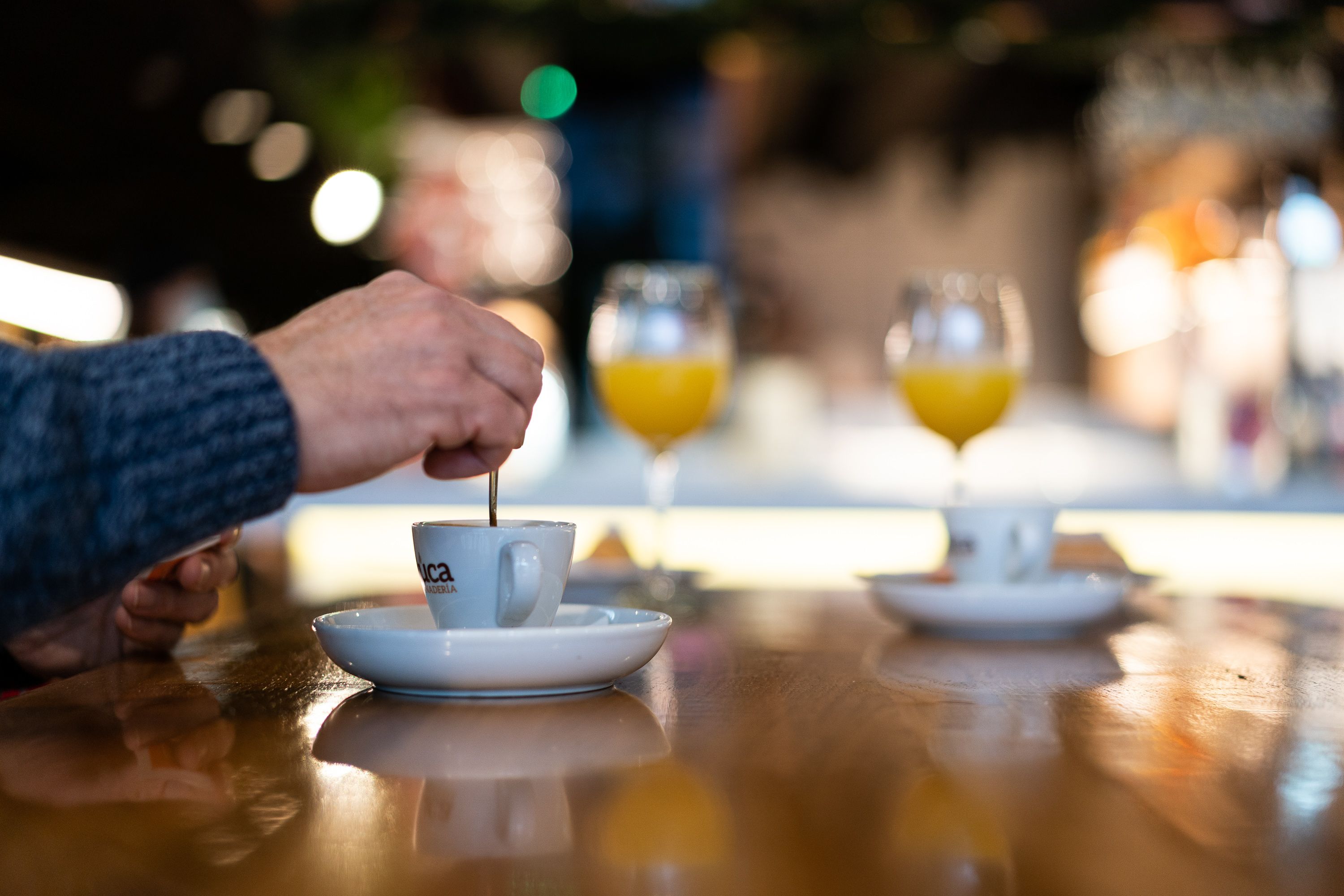 Un hombre se toma una taza de café en un bar / EP