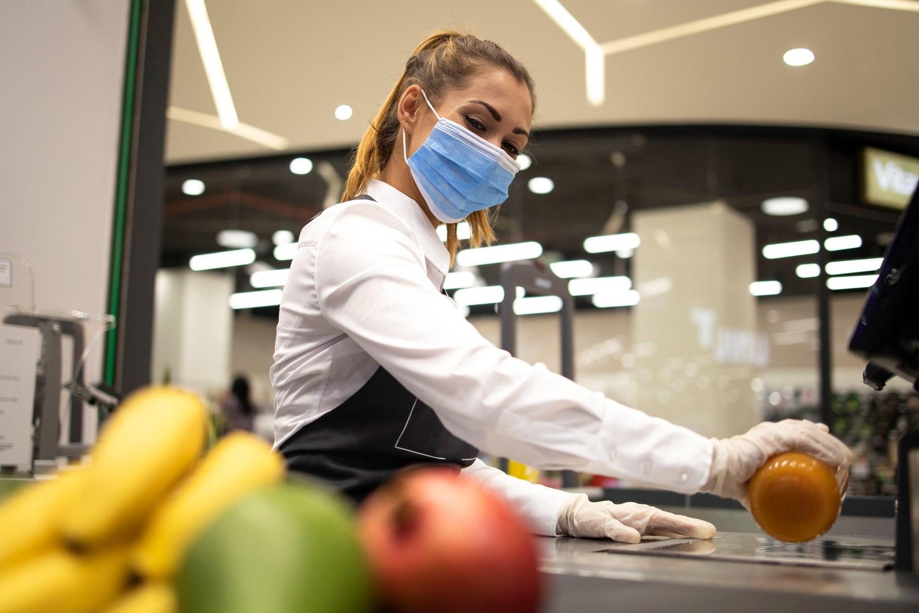 Una cajera de un supermercado con varios productos de alimentación /FREEPIK