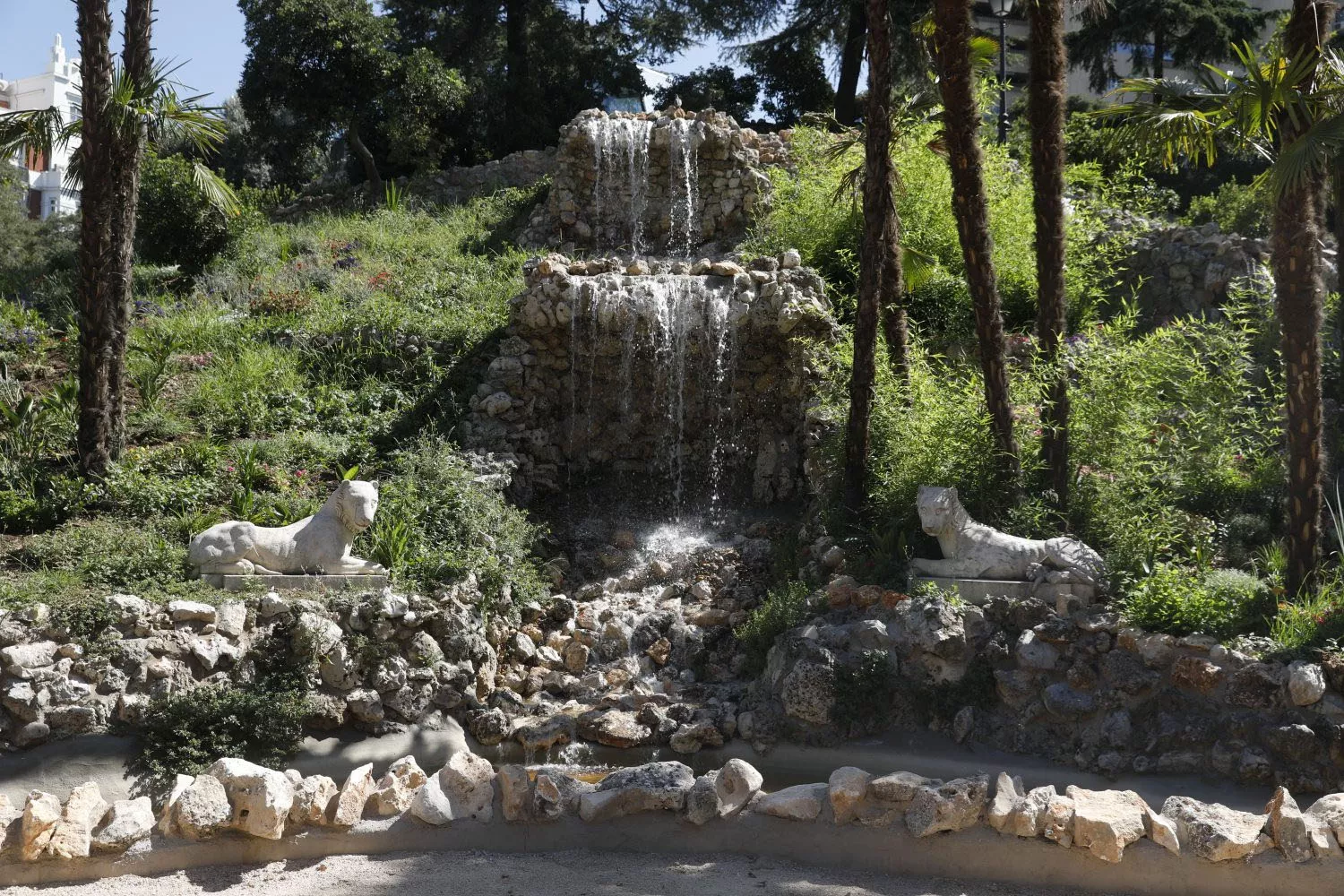 Una de las cascadas de la montaña artificial del Parque del Retiro / AYUNTAMIENTOMADRID