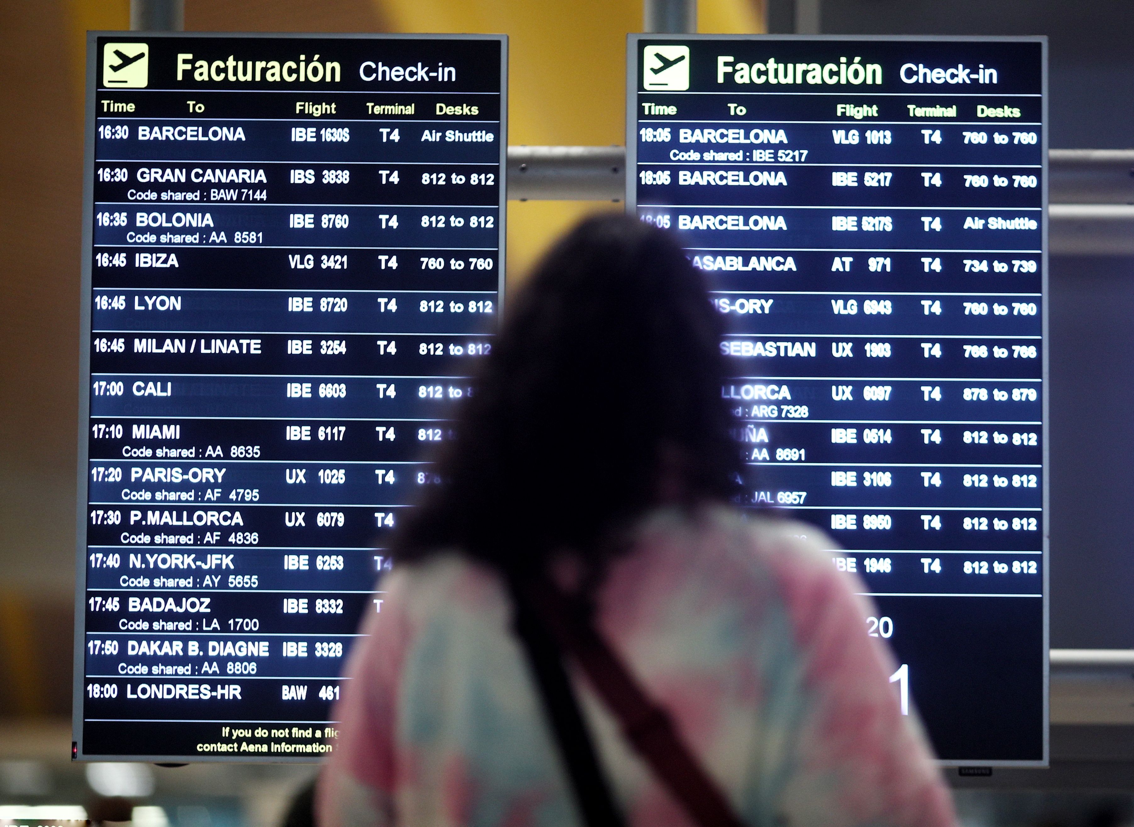 Una mujer observa los paneles de información de salidas y llegas de un aeropuerto / EP