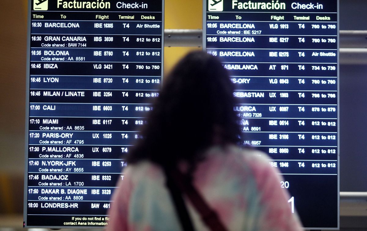 Una mujer observa los paneles de información de salidas y llegas de un aeropuerto / EP