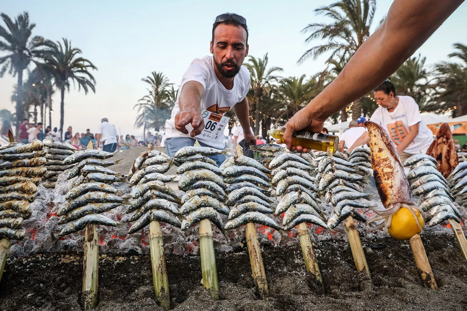 Espetos con sardinas durante el concurso anual al mejor espetero que se celebra en Torremolinos (Costa del Sol) / CÍRCULO DE EMPRESARIOS DE TORREMOLINOS