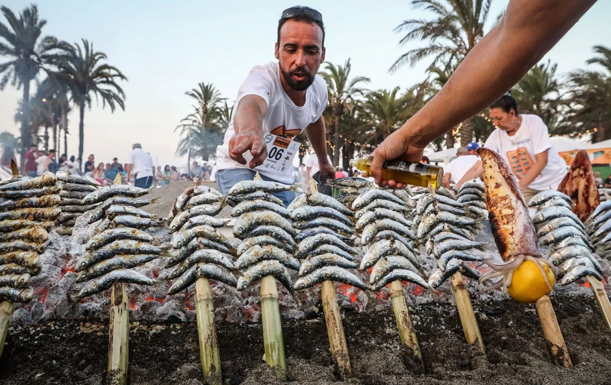 Espetos con sardinas durante el concurso anual al mejor espetero que se celebra en Torremolinos (Costa del Sol) / CÍRCULO DE EMPRESARIOS DE TORREMOLINOS