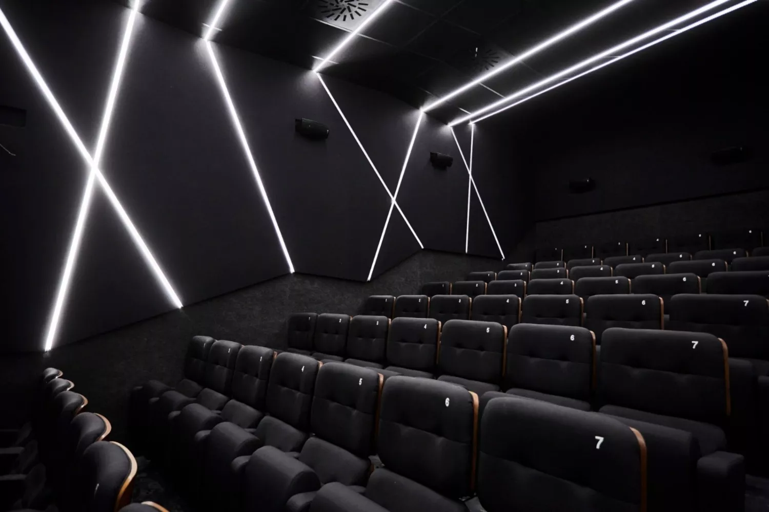 Una sala de Cines Embajadores que ofrece 'sesión teta' para madres lactantes / CINES EMBAJADORES