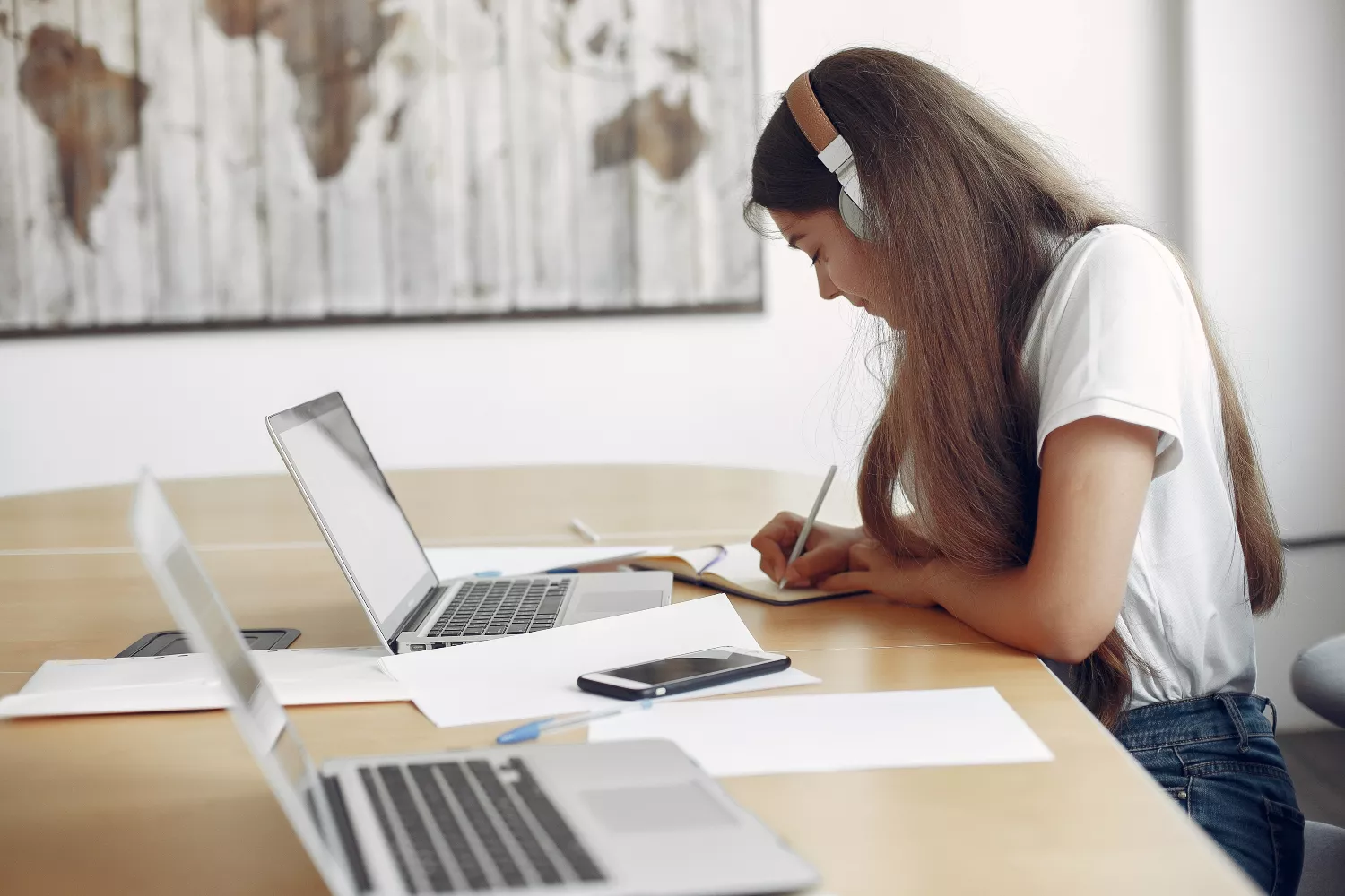 Una chica estudia chino / FREEPIK